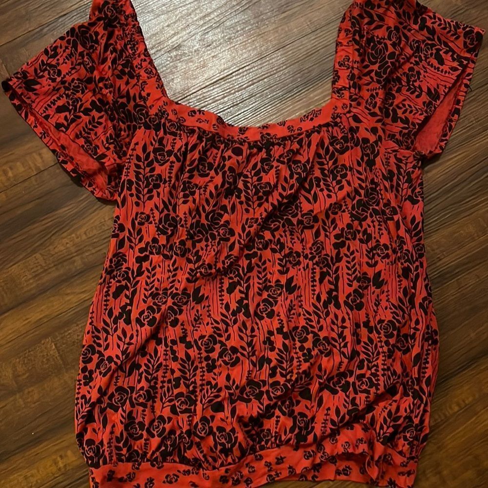 Red Off Shoulder Splended Top Floral Top - Cropped Size Small Like NEW